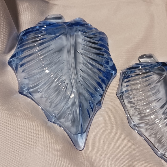 Light Blue Glass Leaf tray set - Picture 7 of 11